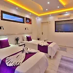 Yesilkoey 2 Bedroom Secluded With Private Pool Hot Tub *