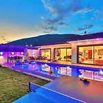 Yesilkoey 2 Bedroom Secluded With Private Pool Hot Tub