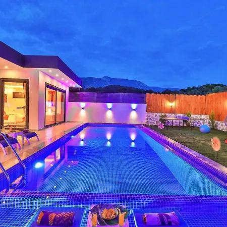 Yesilkoey 2 Bedroom Secluded With Private Pool Hot Tub *