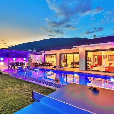 Yesilkoey 2 Bedroom Secluded With Private Pool Hot Tub