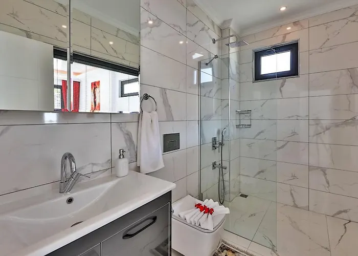 Yesilkoey 2 Bedroom Secluded With Private Pool Hot Tub
